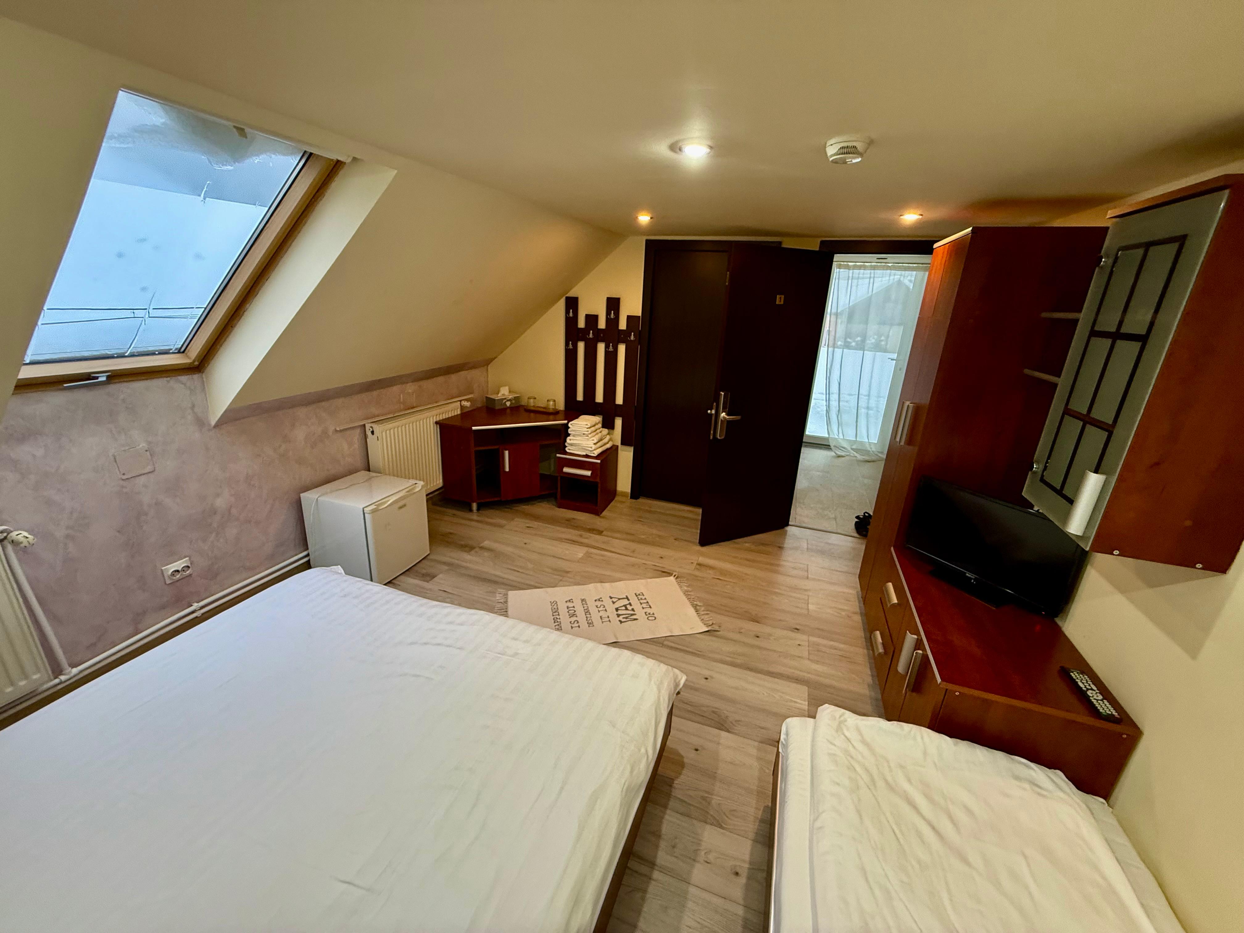 Cameră Triplă Mansardată (2 camere) - Imagine3