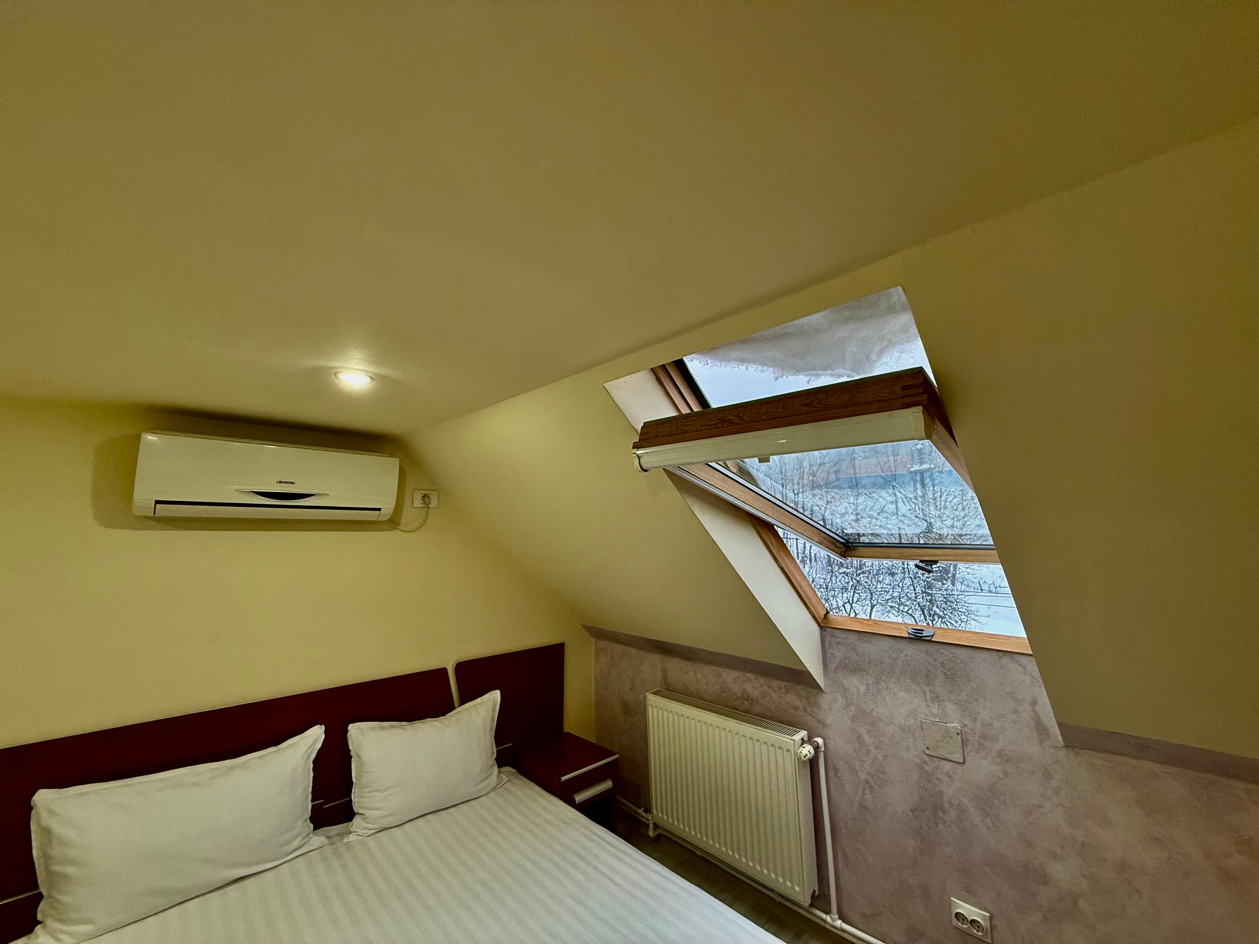 Cameră Triplă Mansardată (2 camere) - Imagine4