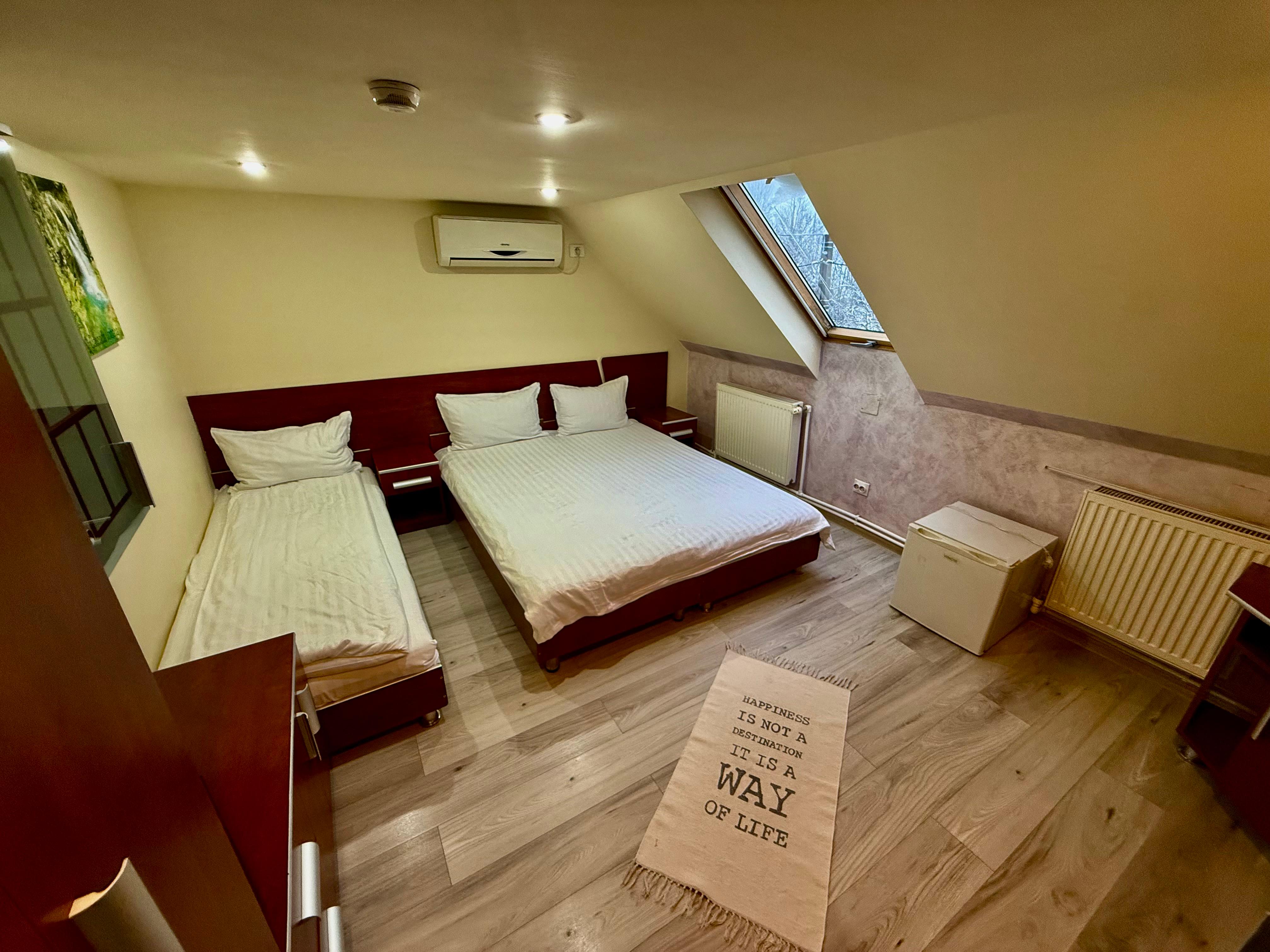 Cameră Triplă Mansardată (2 camere)